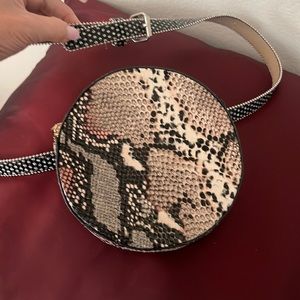 Stylehsh fake snake skin belt bag great for phone lipstick and credit cards.